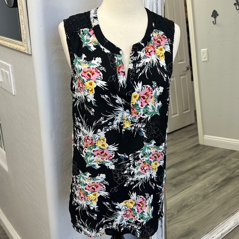 DR2 Black w Shoulder Interest Detail Ladies V Neck Sleeveless Top